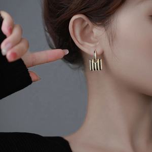 Boucles d'oreilles clous en perles coréennes exquises et polyvalentes, style féminin tendance, nouvelle collection, vente en gros - Product Image 6