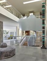 Escalier incurvé intérieur de villa moderne personnalisé en Chine, en métal durable et en marbre de pierre naturelle, design en verre avec garde-corps en verre