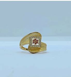 แหวนทองคำสีเหลืองลายเท็กซ์เจอร์ประดับเพชรทรงสี่เหลี่ยมและดอกไม้ประดับไพลินสีชมพู ดีไซน์หรูหราสำหรับผู้หญิง - Product Image 1