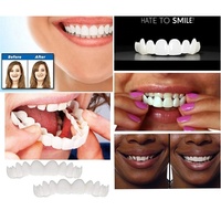 Prothèses dentaires parfaites à clipser pour l'enseignement et les couvre-dents temporaires pour recouvrir les dents imperfections.