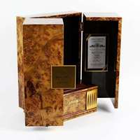 Boîte de présentation de spiritueux de luxe faite à la main sur mesure, whisky, vodka, construction en bois, finition laquée piano, design à double porte, blanc