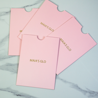 Pochette de luxe pour cartes de marque avec logo doré, enveloppe rose avec encoche de retrait, insert en papier imprimé pour produits de beauté et maquillage