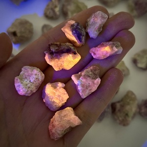 Cristales Naturales Ecológicos CrystalHola al por Mayor, Calcita Púrpura en Bruto, Efecto Llama Fluorescente, Espécimen Mineral Único - Product Image 6