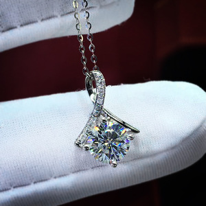 Ciondolo con Diamante in Oro Bianco, Taglio Brillante Rotondo, Diamante Naturale Certificato GIA, Stile Classico da Donna per Fidanzamento - Product Image 1