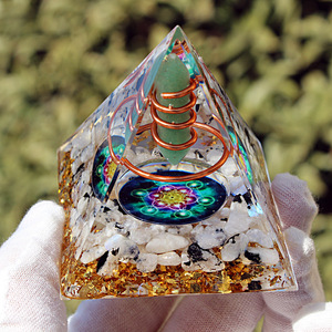 Pyramide en résine époxy Kogiya avec cristal, décoration d'intérieur avec aventurine verte et pierre de lune, impression UV, gravure interne, cadeau DIY - Product Image 2
