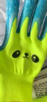 Le terrain de jeux pour enfants utilise des gants de protection en latex antidérapants et résistants à l'usure