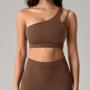 Sujetador deportivo asimétrico de un solo hombro para mujer al por mayor, top corto de yoga con espalda recortada y acolchado, sujetador de running suave como la mantequilla de secado rápido, OEM ODM - Product Image 4