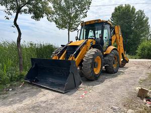 Chargeuse-pelleteuse JCB 4CX, moteur jaune, carrosserie noire, cabine avec intérieur rouge, siège rouge - Product Image 2