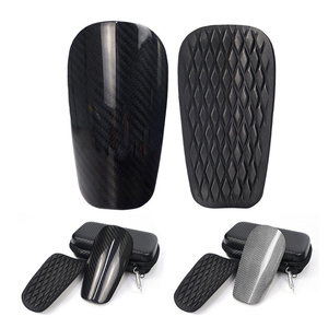 <span class=keywords><strong>Parastinchi</strong></span> da <span class=keywords><strong>Calcio</strong></span> Mini in Fibra di Carbonio con Logo Personalizzato, Protezione Completa, Chiusura Pull-On, Confezione <span class=keywords><strong>per</strong></span> Uso Sportivo - Product Image 2