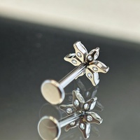 Bijoux de cartilage d'oreille en titane ASTM F136 16G non fileté avec fleur en hexazirconia et dos plat, vente en gros
