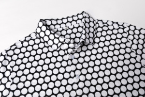 Polo de golf pour hommes en gros – 88 % polyester, 12 % élasthanne, imprimé pois noir et blanc, séchage rapide, extensible, respirant, haut décontracté - Product Image 5
