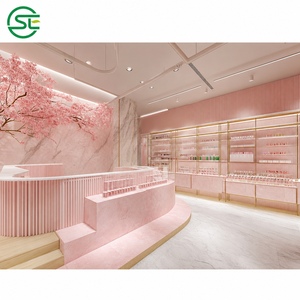เคาน์เตอร์โชว์เครื่องสำอางทรงกลมสีชมพูสามชั้นแบบตั้งพื้นพร้อมฝาครอบกระจกสำหรับร้านขายเครื่องสำอางแบบกำหนดเอง - Product Image 2