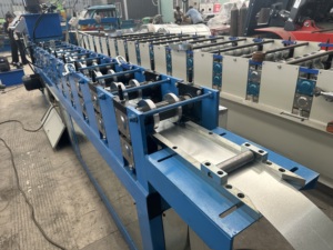 Machine entièrement automatique <span class=keywords><strong>de</strong></span> bande <span class=keywords><strong>de</strong></span> volets roulants <span class=keywords><strong>Guide</strong></span> <span class=keywords><strong>de</strong></span> porte <span class=keywords><strong>de</strong></span> volet roulant faisant la machine <span class=keywords><strong>de</strong></span> formage <span class=keywords><strong>de</strong></span> rouleaux - Product Image 5
