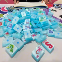 Set Ubin Mahjong Amerika Mewah Terinspirasi HAMPTONS PEARL BLUE, 160 Ubin Standar 4 Lapis Akrilik dengan Desain LUCKY CHARMS Terukir