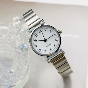 Nuevo reloj para mujer con mini esfera sofisticada y correa de acero estilo bambú retro. - Product Image 4