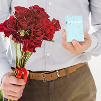 Boîte à bijoux en carton bleu avec fermeture magnétique, ruban et nœud, couvercle gaufré, finition mate, recyclée
