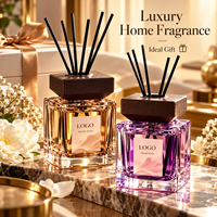 Diffuseur d'arômes haut de gamme en verre carré avec bouchon en bois, parfum d'ambiance aux huiles essentielles naturelles pour hôtels et décoration intérieure