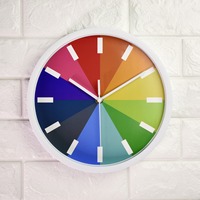 Jam Dinding Analog Kuarsa Bulat Tampilan Jarum Warna-warni Bertenaga Baterai Resin Plastik Satu Sisi untuk Dekorasi Ruang Tamu