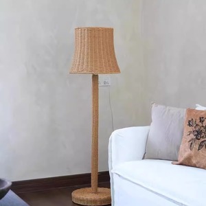 Lámpara de Pie de Ratán Hecha a Mano, Estilo Vintage Francés, Fuente de Luz LED 220V con Interruptor, para Dormitorio, Sala de Estar, Junto al Sofá - Product Image 1