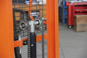 <span class=keywords><strong>Forklift</strong></span> Stacker Hidrolik <span class=keywords><strong>Manual</strong></span> Baru 2 Ton Roda PU Tinggi Angkat Maksimal 1600mm Tipe C Baja untuk Medan Kasar Indoor/Outdoor - Product Image 4
