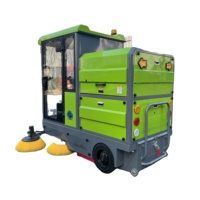Camion balayeuse automotrice avec système d'aspiration et réservoir d'eau pour usage municipal