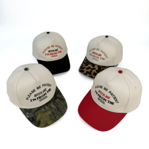 Per favore, abbi pazienza con me, sono del 1900: Cappellino da baseball strutturato a 5 pannelli in cotone bicolore con ricamo piatto e chiusura snapback. - Product Image 2