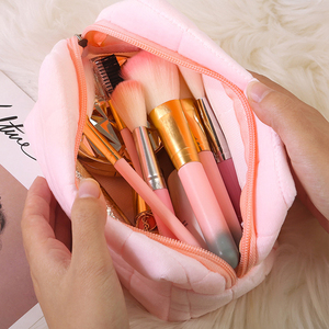 Косметичка с индивидуальным логотипом, милая плюшевая сумка для макияжа для женщин и девочек, маленькая мягкая пушистая косметичка на молнии, портативный дорожный органайзер для туалетных принадлежностей - Product Image 5