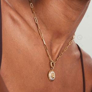 قلادة فاخرة للنساء من جيمنيل بتصميم زهرة الورد من الصدف اللؤلؤي مع قلادة عملة ضخمة مطلية بالذهب عيار 18 قيراط - Product Image 4