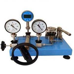Source de pression liquide de paillasse numérique 0-60Mpa avec manomètre et calibrateur pour tests de pression - Product Image 3