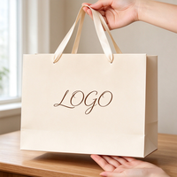 Sac cadeau en papier cartonné blanc de luxe, logo et couleur personnalisés, poignée en ruban, sac de shopping en papier imprimé sur mesure