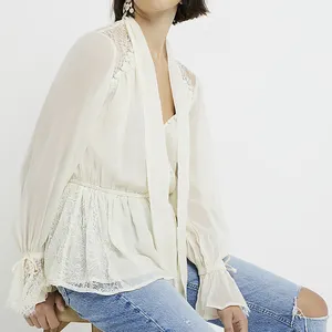 Mujeres elegantes Tops Blanco Crema Detalle de encaje mangas largas transparentes Flauta Cuff Blusa