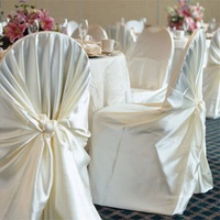 Housse de chaise de banquet en satin à nouer, noire et blanche, en polyester, pour hôtel, mariage, événementiel et location - Vente en gros