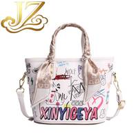 Sac fourre-tout JINZE3662 pour femme avec motif ours de dessin animé mignon et graffiti, sac à main avec anse décorée d'un foulard en soie, sac à bandoulière amovible