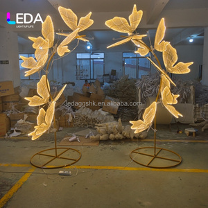 LEDA Fournitures de mariage : Lampe LED papillon en métal à lumière chaude, décoration d'allée, lampadaire, supports d'ailes de papillon pour la décoration d'événements - Product Image 3