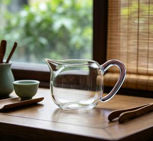 Carafe en verre transparent avec poignée colorée personnalisée pour <span class=keywords><strong>la</strong></span> maison et <span class=keywords><strong>la</strong></span> table, idéale pour l'eau et le thé – Vente en gros - Product Image 4