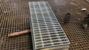 Grilles en acier pressé avec mailles galvanisées à chaud 44 x 44 pour couvercles de drains, grilles en acier sur mesure - Product Image 2