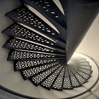 Escalier flottant extérieur en acier galvanisé avec garde-corps en câble d'acier inoxydable pour jardin de villa