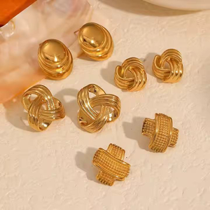 Pendientes geométricos de oro de 18k de diseño de alta gama, pendientes de tuerca modernos y minimalistas. - Product Image 2