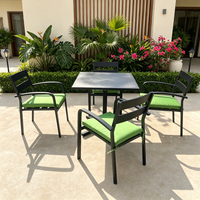 Ensemble élégant de chaises et table de salle à manger d'extérieur avec cadre en aluminium, coussins imperméables pour hôtels et villas, couleur noire, pour jardin et cour.