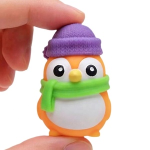 Juguete Antiestrés de Silicona Suave con Forma de Pingüino Luminoso de la Serie Navideña, Decoración Adorable para Escritorio - Product Image 5