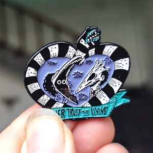 Pin esmaltado de Beetlejuice con la frase "Never Trust the Living", broche de Adam y Barbara Maitland - Product Image 1