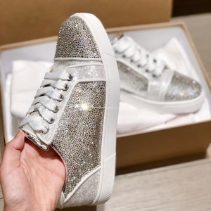 Sneakers de luxe pour hommes, style streetwear tendance, avec rivets décoratifs punk personnalisés, surface brillante, lacets plats, chaussures de sport haut de gamme - Product Image 2
