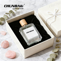 Vente en gros de flacons de parfum en verre rectangulaires de luxe de 50 ml et 100 ml avec bouchon à vis, compte-gouttes, estampage à chaud personnalisé