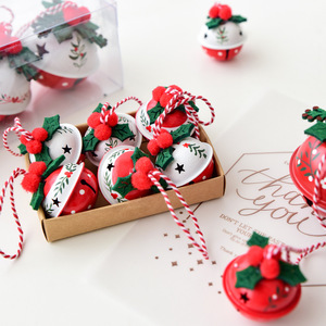 Pendentifs cloches de Noël en fer forgé de style américain, avec pommes de pin, baies rouges et feuilles vertes, pour une ambiance festive sonore - Product Image 2