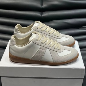 Sneakers luxueuses et légères à lacets, avec une semelle souple et un style rétro confortable, adaptées aux hommes et aux femmes. - Product Image 4