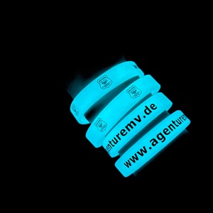 Bracelet en silicone personnalisé, lumineux dans <span class=keywords><strong>le</strong></span> noir, écologique, avec logo en relief, pour une utilisation promotionnelle en basketball - Product Image 1