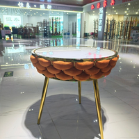 Table basse de qualité supérieure avec accents dorés, texture haut de gamme, design moderne pour salon, usage hôtelier, matériau en marbre