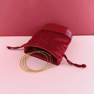 Bolsa de terciopelo rojo de lujo con logotipo personalizado para regalo de boda, con cordón y base redonda para collar - Product Image 2