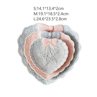 Assiette mignonne en céramique gaufrée avec nœud papillon, assiette à dessert et à biscuits en forme de cœur pour la vaisselle à la maison
