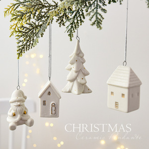 Blanco puro Linda casita Árbol de Navidad Decoración Adornos Cerámica Casa blanca Santa Pequeños adornos de vacaciones - Product Image 1